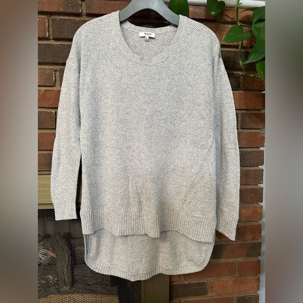 🛍️ Madewell gray high low sweater with great condition.
